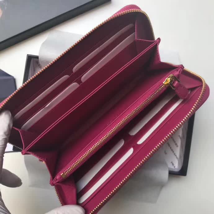 【原版皮】普拉达/Prada 拉链钱夹,选用十字纹小牛皮裁制而成,正面点缀金色散字徽标,尽显高档时尚,低调而又奢华,款号:1ML506