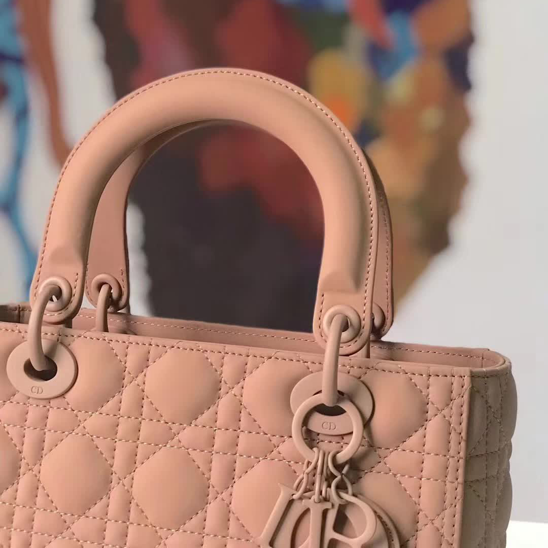 【原版皮】迪奥/Dior 戴妃包,磨砂系列,选用小牛皮绗缝藤格纹,饰有 Ultra matte 饰面金属配饰