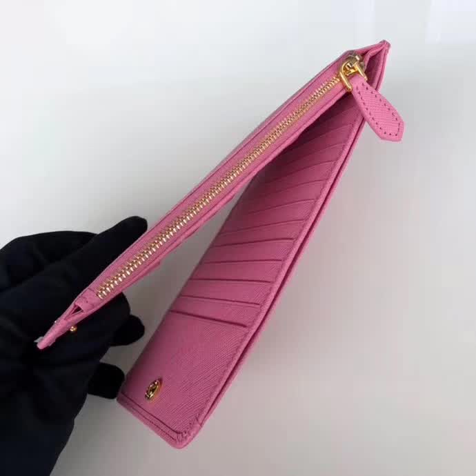 【原版皮】普拉达/Prada 卡包,男女通用款,选用十字纹牛皮裁制而成,点缀金色散字唛徽标,超大容量