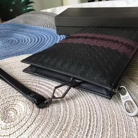 【原版皮】宝缇嘉/Bottega Veneta 手包,经典爆款,选用打蜡牛皮裁制而成,点缀刺绣格纹图案,款号:30629