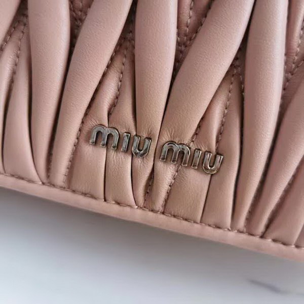 【原版皮】缪缪/Miu Miu 肩背包,采用小进口土耳其绵羊皮材质精心裁制而成,手感细腻柔软,内里三隔层,款号:5BD015
