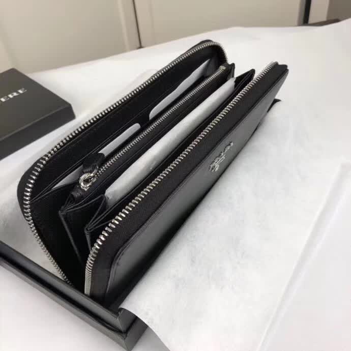 【原版皮】普拉达/Prada 拉链钱夹,选用十字纹小牛皮裁制而成,正面点缀银色散字徽标,尽显高档时尚,低调而又奢华,款号:1ML506