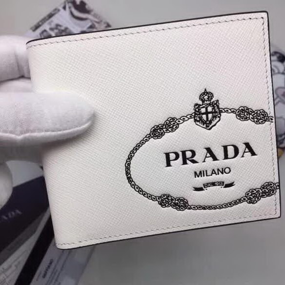 【原版皮】普拉达/Prada 短款钱夹,选用十字纹牛皮裁制而成,饰以黑色经典丝印徽标,风格优雅简约,款号:2M0513