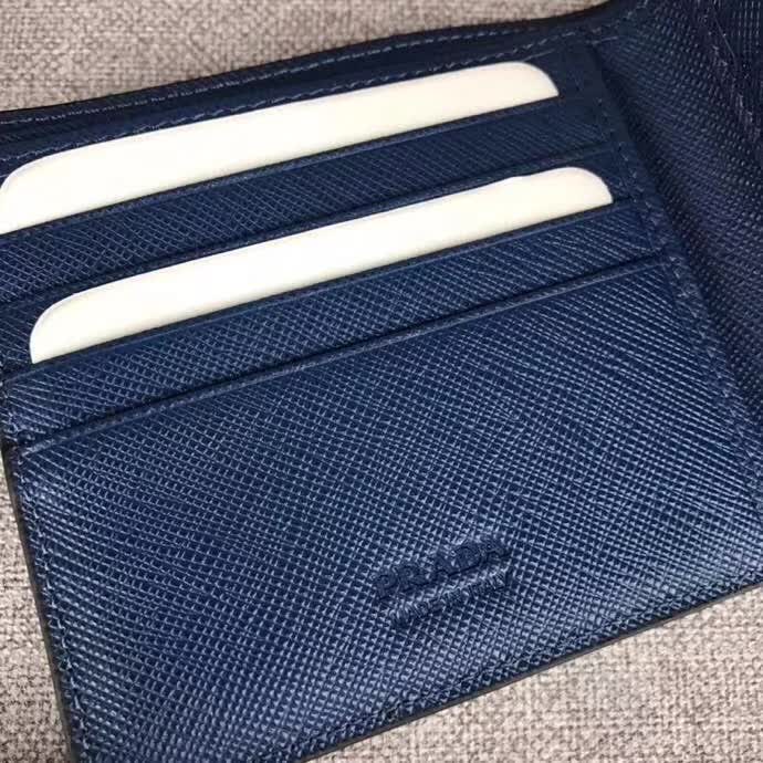 【原版皮】普拉达/Prada 短款钱夹,选用十字纹小牛皮裁制而成,边角点缀三角散字唛标识,精湛走线均匀整齐,做工精湛,款号:2M0513