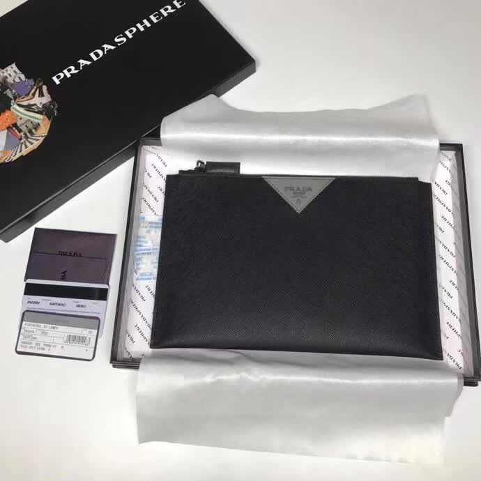 【原版皮】普拉达/Prada 男士手包,选用十字纹小牛皮裁制而成,正面点缀品牌三角散字徽标,款号:2NG05V