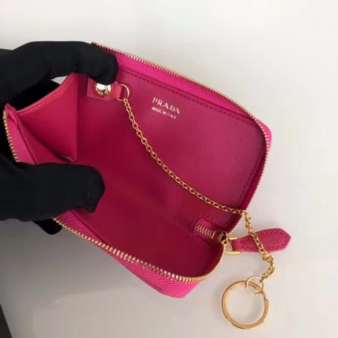 【原版皮】普拉达/Prada 钥匙包，车钥匙包，选用十字纹小牛皮裁制而成，点缀同色系三角唛徽标，简单实用，男女通用款，款号：1PP026