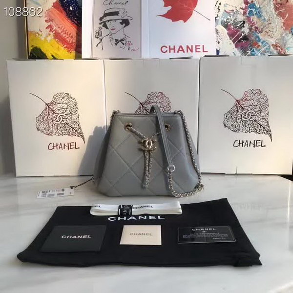 【原版皮】香奈儿/Chanel Mini小水桶包,上身简直太可爱了,这次的Hobo小水桶,长度刚好到腰部,相比之前的小水桶,这次最新款的水桶空格做得更加饱满,款号:AS1801