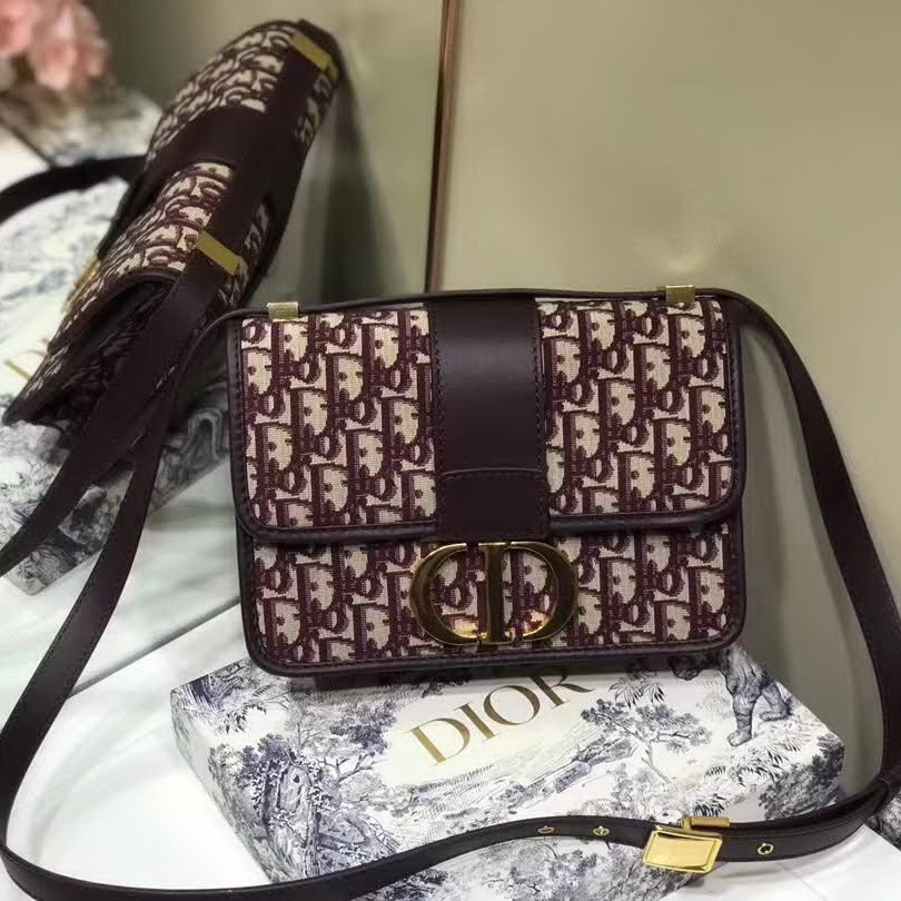 【原版皮】迪奥/Dior 30 MONTAIGNE手袋,选用Oblique提花帆布搭配同色系牛皮皮革裁制而成,饰以标志性“CD”字母锁扣,背面点缀30 Montaigne立体压印装饰,款号:M9203