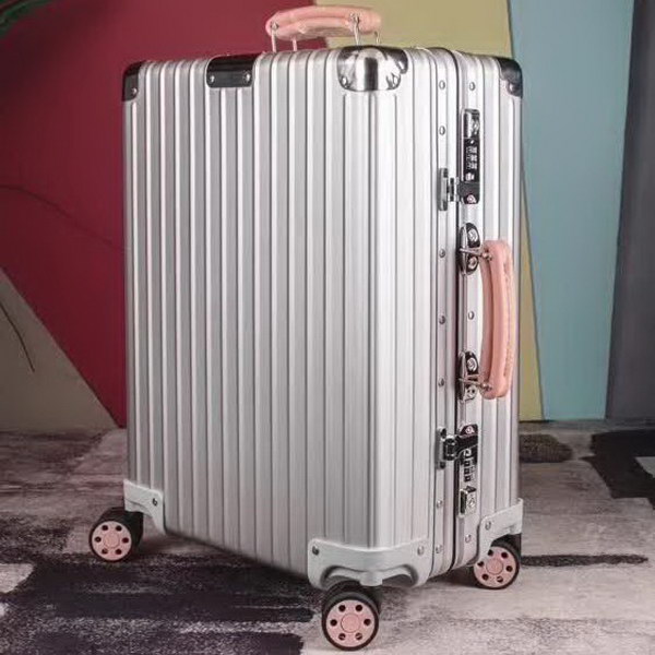 日默瓦/Rimowa 旅行箱,全铝镁合金,经典款的新版本,彩色皮质把手,购买就送透明套,4个轮子,2个手把,绑带,想怎么换就怎么换,永远是街头机场最靓的你