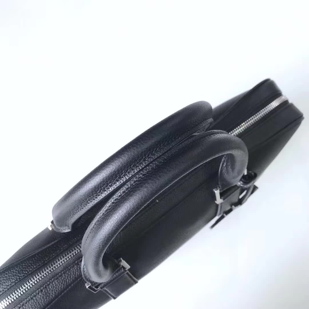 【原版皮】迪奥/Dior 男士公文包,选用粒面纹小牛皮裁制而成,采用传统工艺,是现代男士携带各类日常数据与文件的尚佳选择