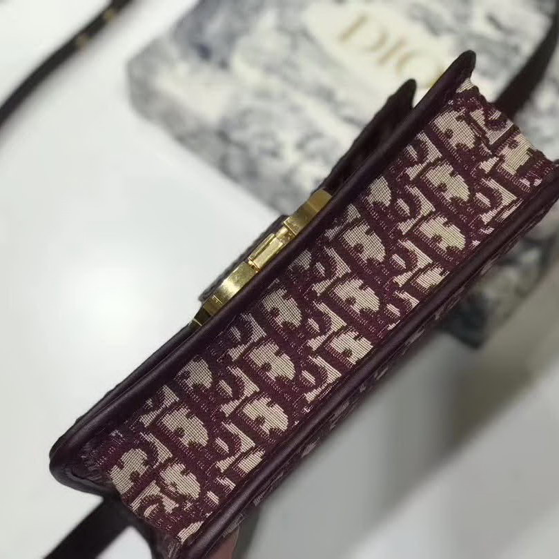 【原版皮】迪奥/Dior 30 MONTAIGNE手袋,选用Oblique提花帆布搭配同色系牛皮皮革裁制而成,饰以标志性“CD”字母锁扣,背面点缀30 Montaigne立体压印装饰,款号:M9203