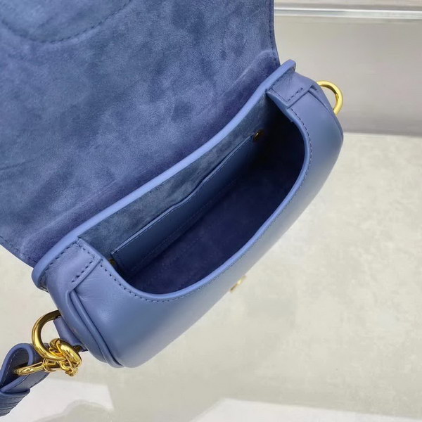 【原版皮】迪奥/Dior bobby 手袋,复古CD logo,硬挺的包身,五金做旧增加了复古感,不易磨损,采用光面牛皮革精心制作,饰以复古金色五金配件提升格调,柔软而富有质感,点缀有军装风格搭扣,款号:M9317