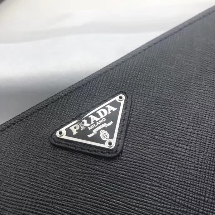 【原版皮】普拉达/Prada 拉链钱夹,选用十字纹小牛皮裁制而成,正面点缀三角唛徽标,经典之作,简单时尚,款号:1M1188