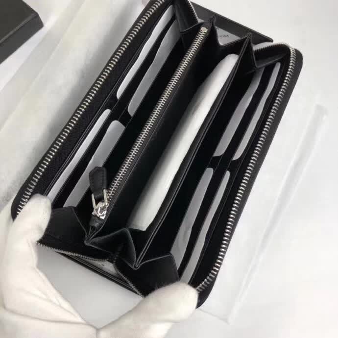 【原版皮】普拉达/Prada 拉链钱夹,选用十字纹小牛皮裁制而成,正面点缀银色散字徽标,尽显高档时尚,低调而又奢华,款号:1ML506