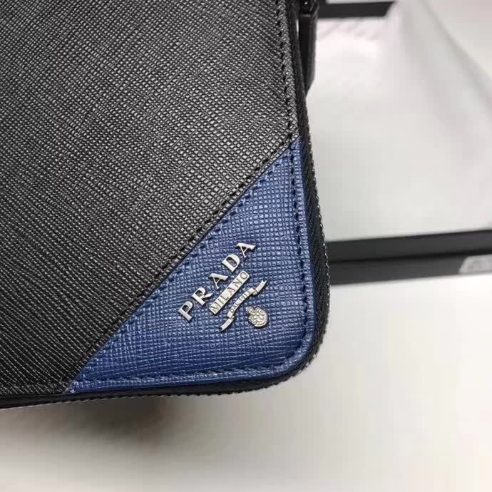 【原版皮】普拉达/Prada 拉链钱夹,选用十字纹小牛皮裁制而成,边角点缀三角散字徽标,经典之作,简单时尚,款号:2ML188