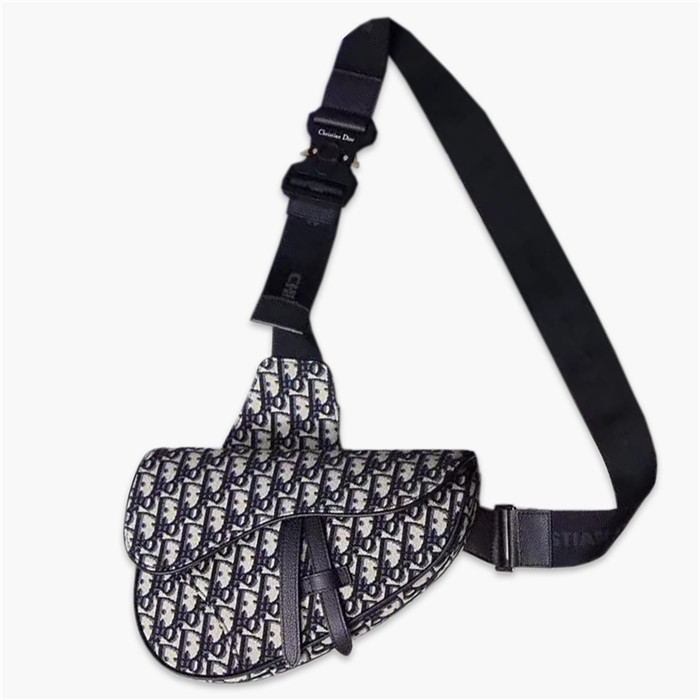 【原版皮】迪奥/Dior 马鞍包,选用Oblique提花帆布搭配同色系牛皮皮革裁制而成,饰有Christian Dior带扣细节,彰显出自由与独特个性,看起来帅气又低调