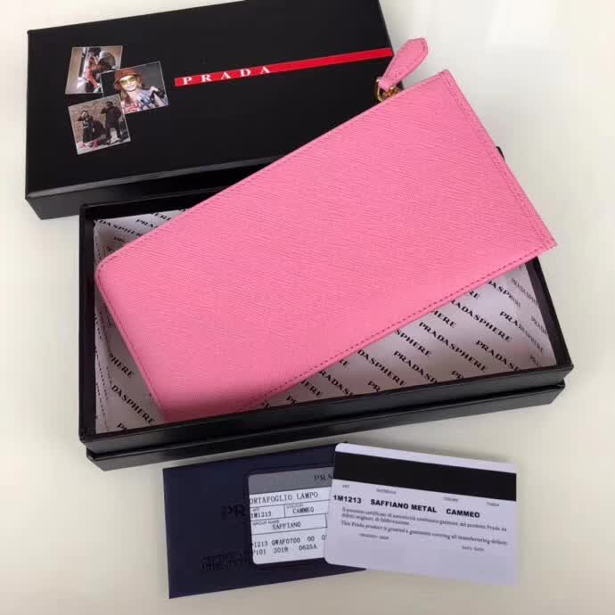 【原版皮】普拉达/Prada 卡包,男女通用款,选用十字纹牛皮裁制而成,点缀金色散字唛徽标,超大容量