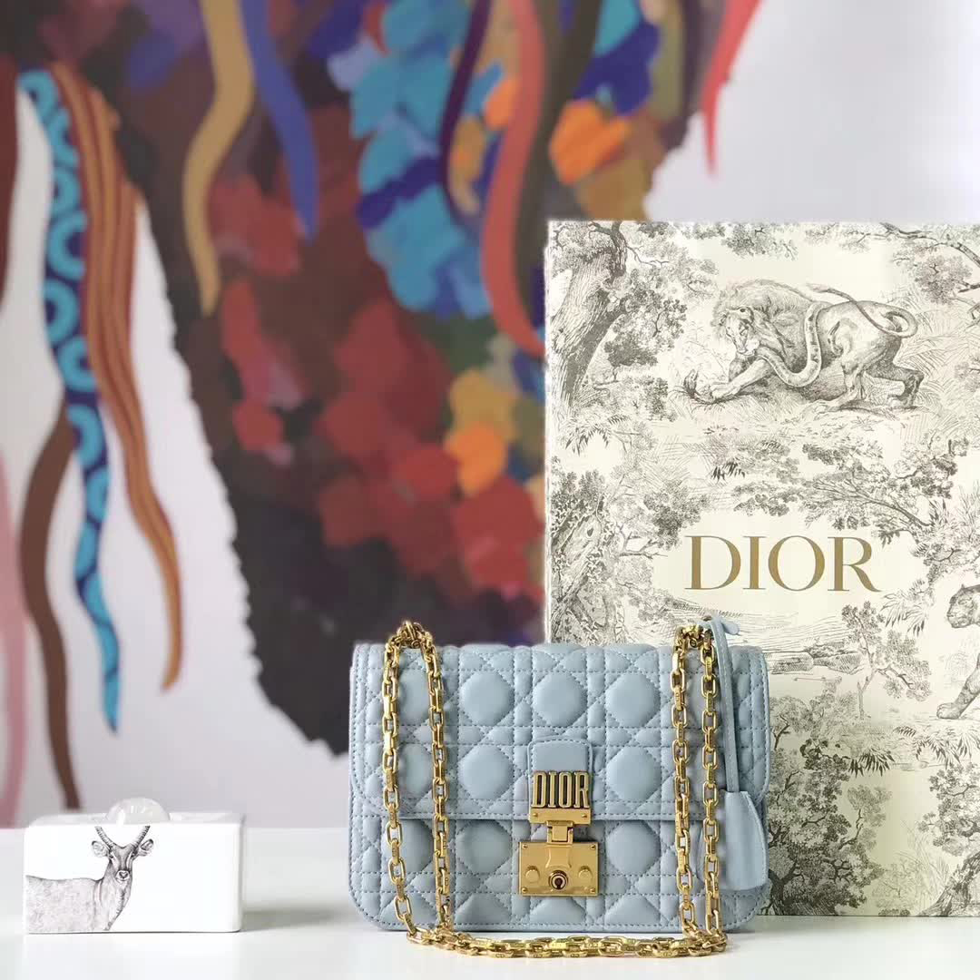 【原版皮】迪奥/Dior 链条包,选用小羊皮绗缝藤格纹,饰以精致又摩登复古品牌标识锁扣,很有年代感,搭配链条肩带,真是perfect