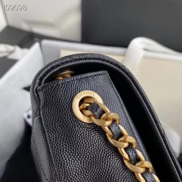 【原版皮】香奈儿/Chanel 新款口盖包,选用牛皮颗粒经过特殊工艺抛光,皮面略微亮闪闪,增加了耐磨度同时又超质感,经典的菱格纹设计,双C纽扣设计,19的皮穿金属粗链条,款号:AS1895