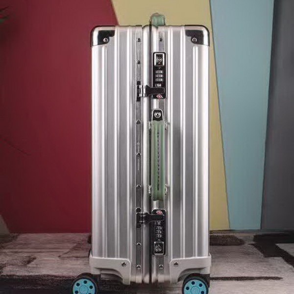 日默瓦/Rimowa 旅行箱,全铝镁合金,经典款的新版本,彩色皮质把手,购买就送透明套,4个轮子,2个手把,绑带,想怎么换就怎么换,永远是街头机场最靓的你