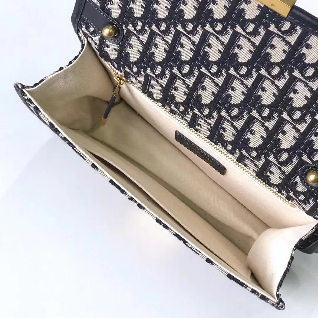 【原版皮】迪奥/Dior 链条包,选用Oblique提花帆布搭配同色系牛皮皮革裁制而成,饰以不规则珠片,很有年代感,搭配链条肩带,真是perfect