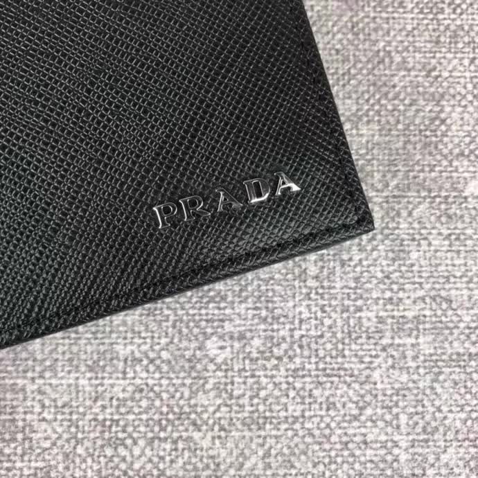 【原版皮】普拉达/Prada 短款钱夹，选用十字纹小牛皮裁制而成，边角点缀字母徽标，经典之作，简单时尚，款号：2M0738