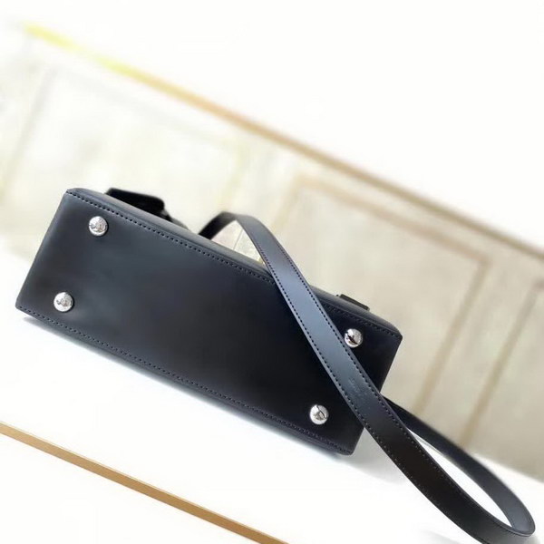 【原版皮】路易威登/LV 手袋,以Taurillon皮革勾勒挺括构型袋身,顶部手柄实现优雅手提,可拆卸肩带方便斜挎,款号:M51333