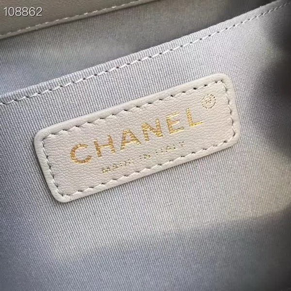 【原版皮】香奈儿/Chanel Mini小水桶包,上身简直太可爱了,这次的Hobo小水桶,长度刚好到腰部,相比之前的小水桶,这次最新款的水桶空格做得更加饱满,款号:AS1801