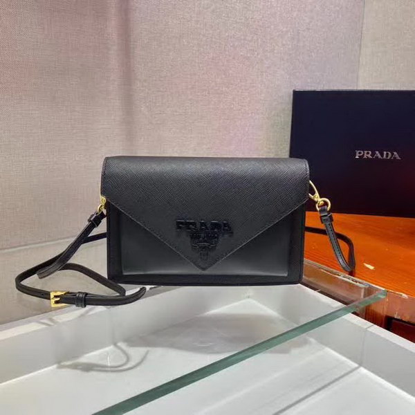 【原版皮】普拉达/Prada 肩背包,诠释精致的极简主义设计格调,一枚金属徽标点缀其上,昭示品牌身份,可拆卸可调式皮革肩带,又可当手包,内配可拆卸镜子,款号: 1BP020