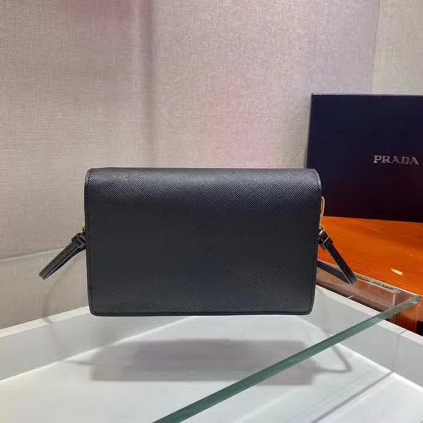【原版皮】普拉达/Prada 肩背包,诠释精致的极简主义设计格调,一枚金属徽标点缀其上,昭示品牌身份,可拆卸可调式皮革肩带,又可当手包,内配可拆卸镜子,款号: 1BP020