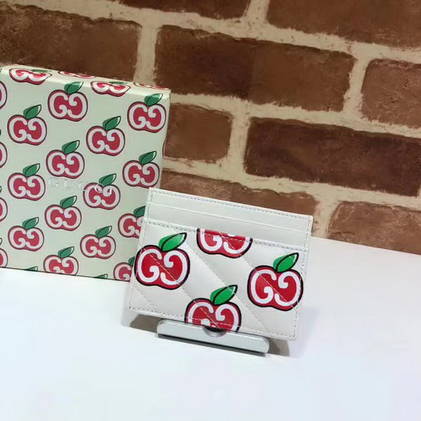 【原版皮】古驰/Gucci 情人节推出的特别系列单品，俏皮的卡通风格苹果图案映衬在白色绗缝皮革材质上，银色双G造型配件让这款纤巧卡片夹更具设计感，款号：443127