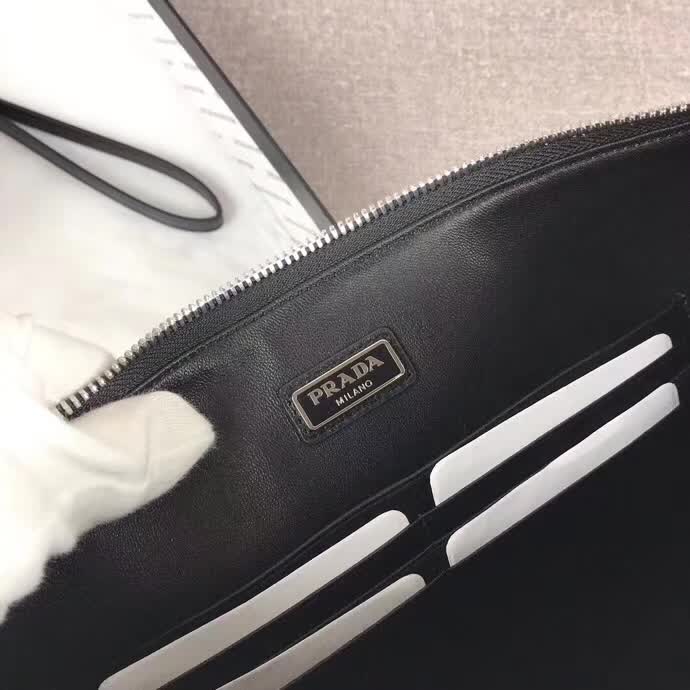 【原版皮】普拉达/Prada 男士手包,限量版,选用十字纹小牛皮裁制而成,绗缝特别的皮革徽标设计凸显个性,时尚炫酷,就是要你好看,款号:2NG001