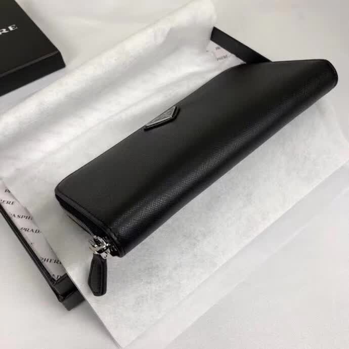 【原版皮】普拉达/Prada 拉链钱夹,选用十字纹小牛皮裁制而成,正面点缀三角唛徽标,经典之作,简单时尚,款号:1ML506