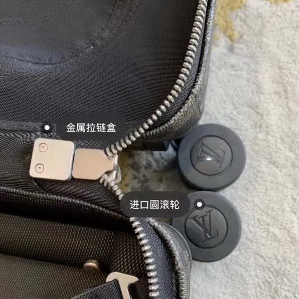 路易威登/LV Horizon 50拉杆箱,以个性创意革传奇经典,为标志性Monogram帆布点缀旅行贴饰,皮革边角保护和超大外置拉杆丰富智慧细节,打造优雅且实用的旅行伴侣