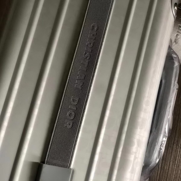 迪奥Dior X 日默瓦/RiMoWa 独家定制款化妆箱,汇集艺术,时尚与设计,领先时装周发售,体现精湛的手工匠艺和专业技术