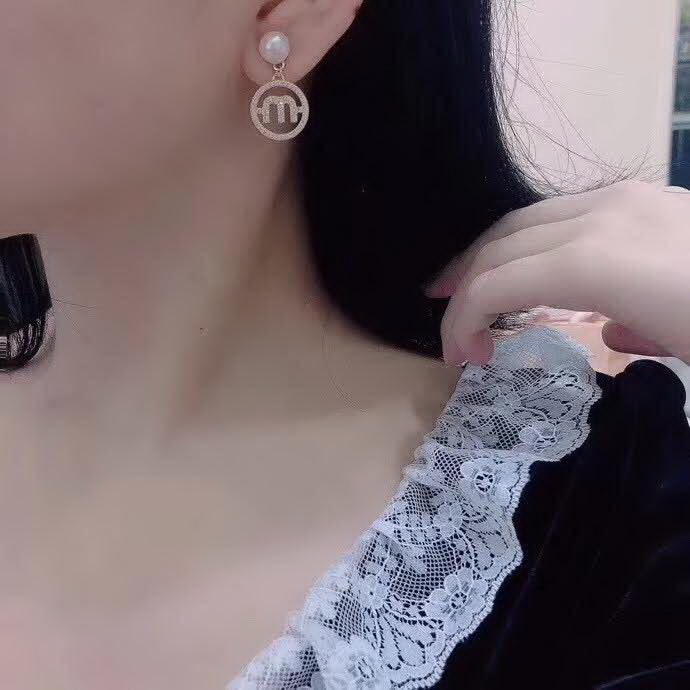 20秋季最新专柜款-缪缪Miu Miu2020新款珍珠MLOGO耳环,miumiu家的耳环都比较小女人哦,而且也很气质