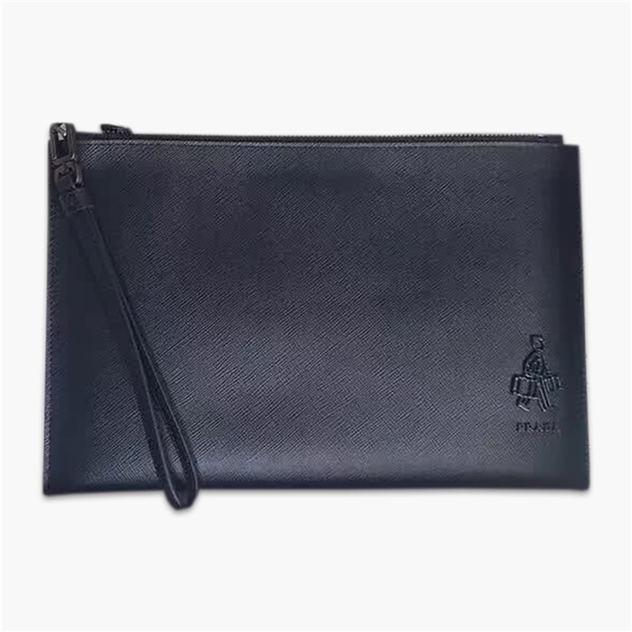 【原版皮】普拉达/Prada 男士手包,选用十字纹小牛皮裁制而成,边角点缀同色小公仔徽标,尽显高档时尚,低调而又奢华,款号:2NG005