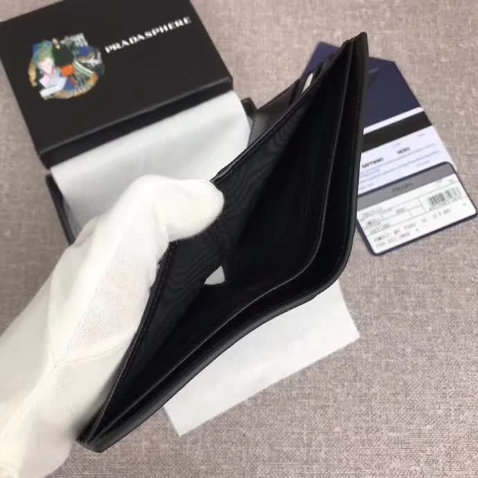 【原版皮】普拉达/Prada 短款钱夹，选用十字纹小牛皮裁制而成，饰以同色系小公仔，经典之作，简单时尚，款号：2M0513