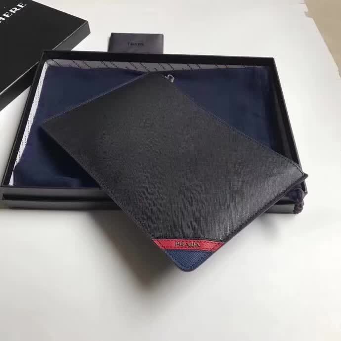 【原版皮】普拉达/Prada 男士手包,选用十字纹小牛皮裁制而成,边角点缀拼色皮革字唛徽标,款号:2NG005