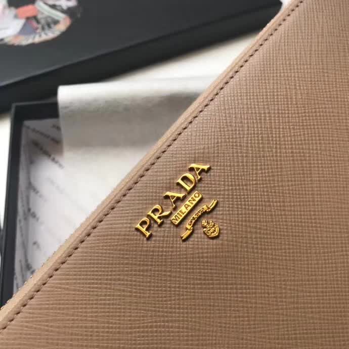 【原版皮】普拉达/Prada 拉链钱夹,选用十字纹小牛皮裁制而成,正面点缀金色散字徽标,尽显高档时尚,低调而又奢华,款号:1ML506