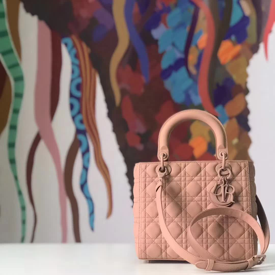 【原版皮】迪奥/Dior 戴妃包,磨砂系列,选用小牛皮绗缝藤格纹,饰有 Ultra matte 饰面金属配饰