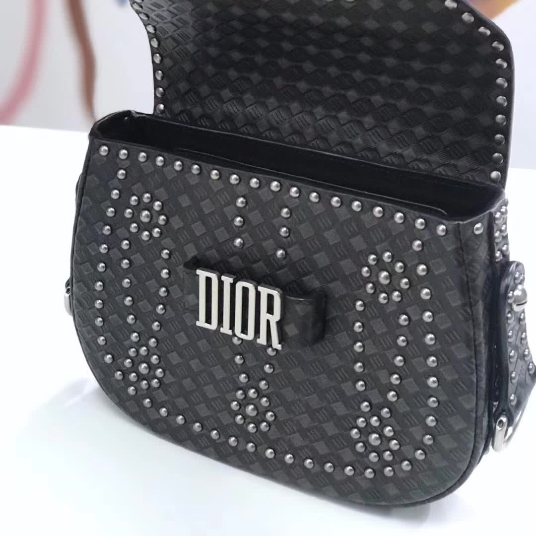 【原版皮】迪奥/Dior 肩背包,选用编织纹小牛皮裁制而成,缀以铆钉设计,搭配宽肩带更有特色,真的特别好看,款号:M6501