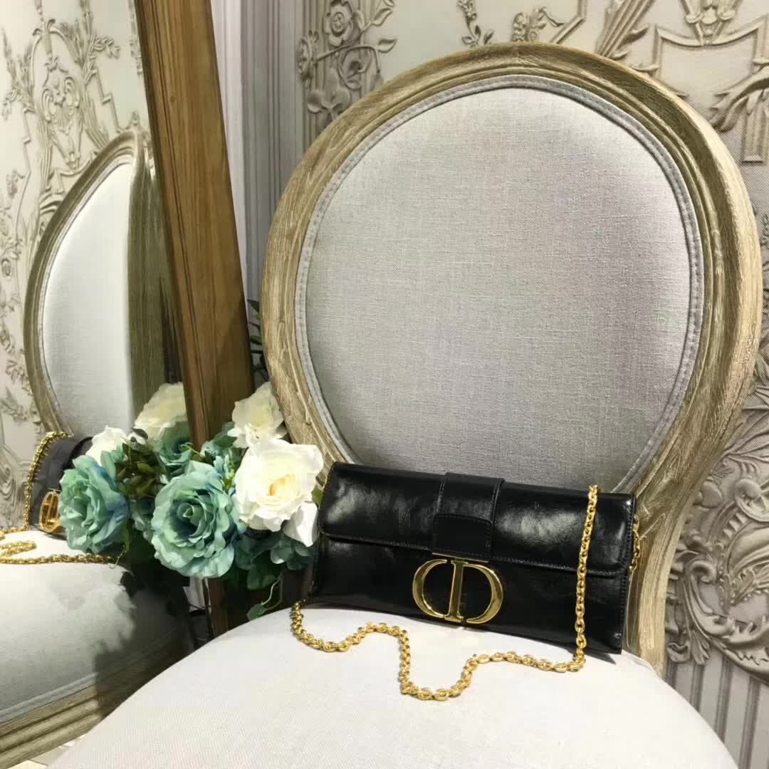 【原版皮】迪奥/Dior 30 Montaigne链条包,选用裂纹亮皮牛皮裁制而成,饰以标志性“CD”字母锁扣,款号:M5683
