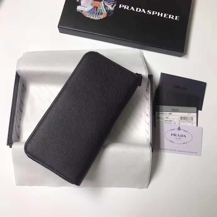 【原版皮】普拉达/Prada 拉链钱夹,选用十字纹小牛皮裁制而成,边角点缀三角散字徽标,经典之作,简单时尚,款号:2ML317