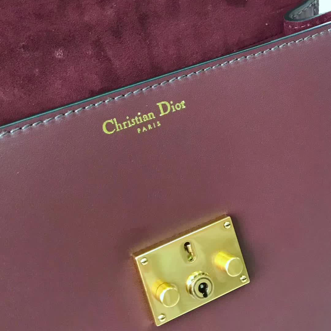 【原版皮】迪奥/Dior 手提包,选用平纹小牛皮裁制而成,饰以品牌标识字母锁扣,低调奢华,简约时尚
