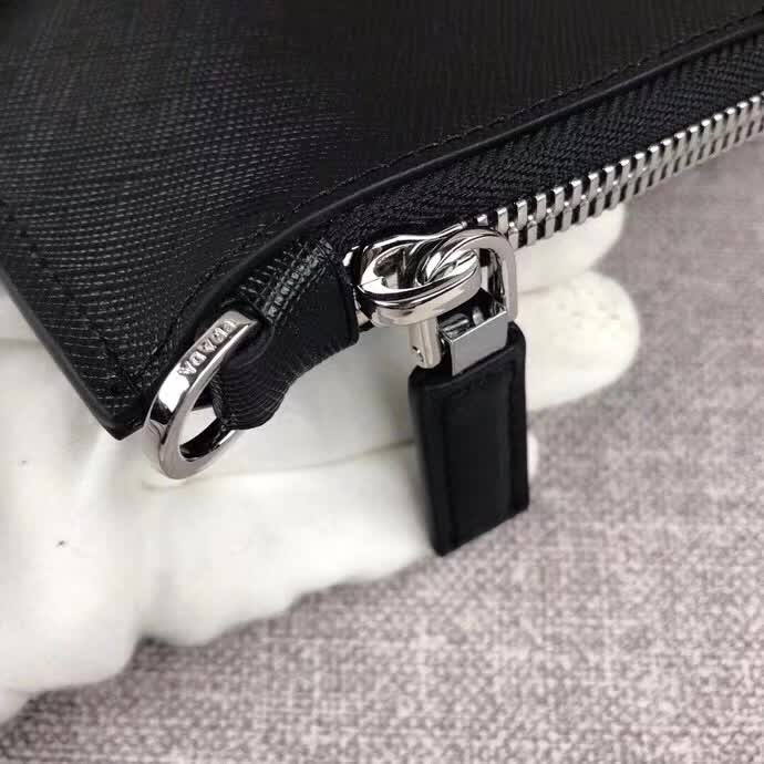 【原版皮】普拉达/Prada 男士手包,限量版,选用十字纹小牛皮裁制而成,绗缝特别的皮革徽标设计凸显个性,时尚炫酷,就是要你好看,款号:2NG001