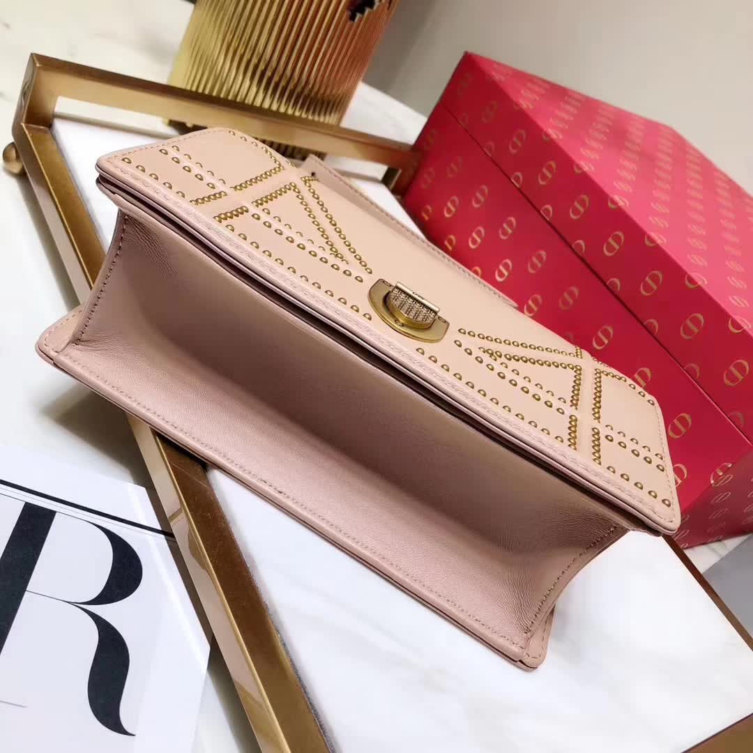 【原版皮】迪奥/Dior 链条包,选用小羊皮裁制而成,缀以饰钉 Archicannage藤格纹图案,徽章锁扣,美得不要不要的