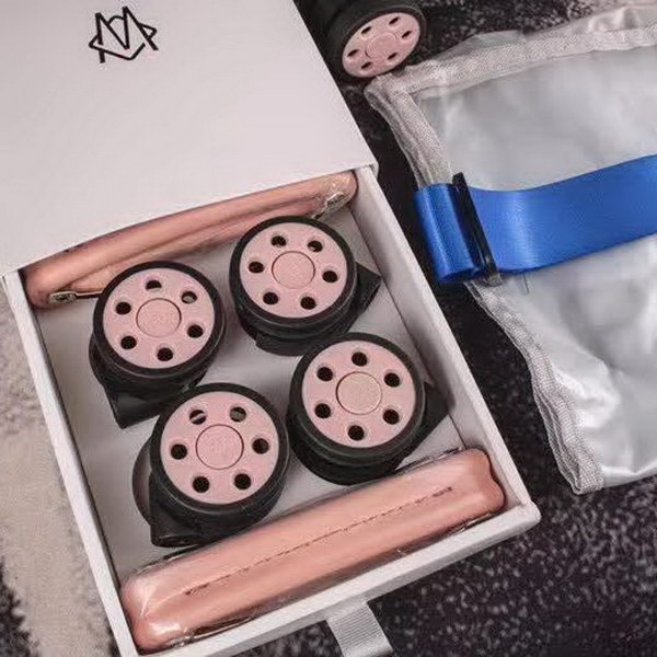 日默瓦/Rimowa 旅行箱,全铝镁合金,经典款的新版本,彩色皮质把手,购买就送透明套,4个轮子,2个手把,绑带,想怎么换就怎么换,永远是街头机场最靓的你