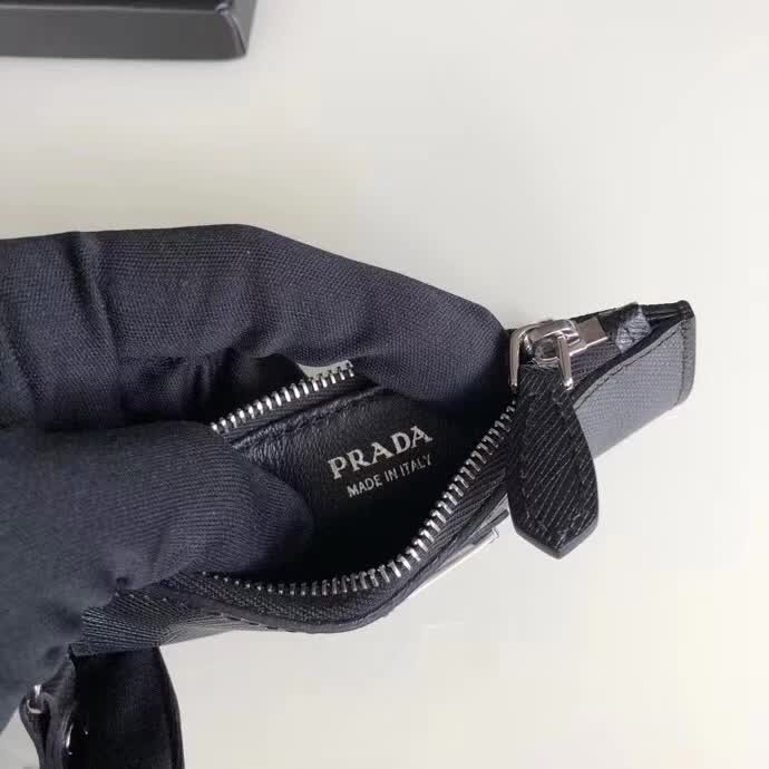 【原版皮】普拉达/Prada 钥匙包,车钥匙包,选用十字纹小牛皮裁制而成,男女通用款,最主要是可以挂在背包上,时尚前卫,款号:1TT080