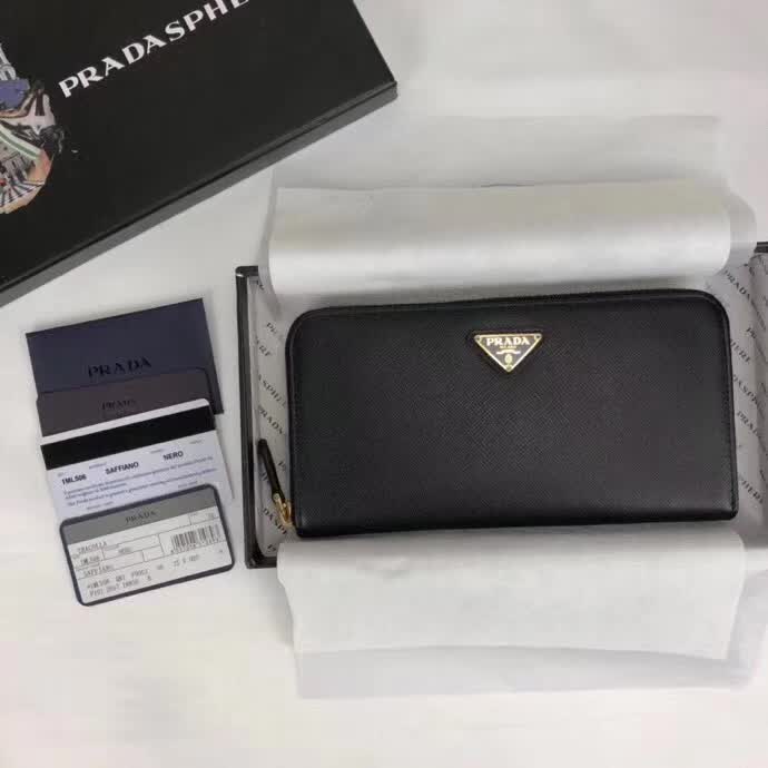 【原版皮】普拉达/Prada 拉链钱夹,选用十字纹小牛皮裁制而成,正面点缀三角唛徽标,经典之作,简单时尚,款号:1ML506